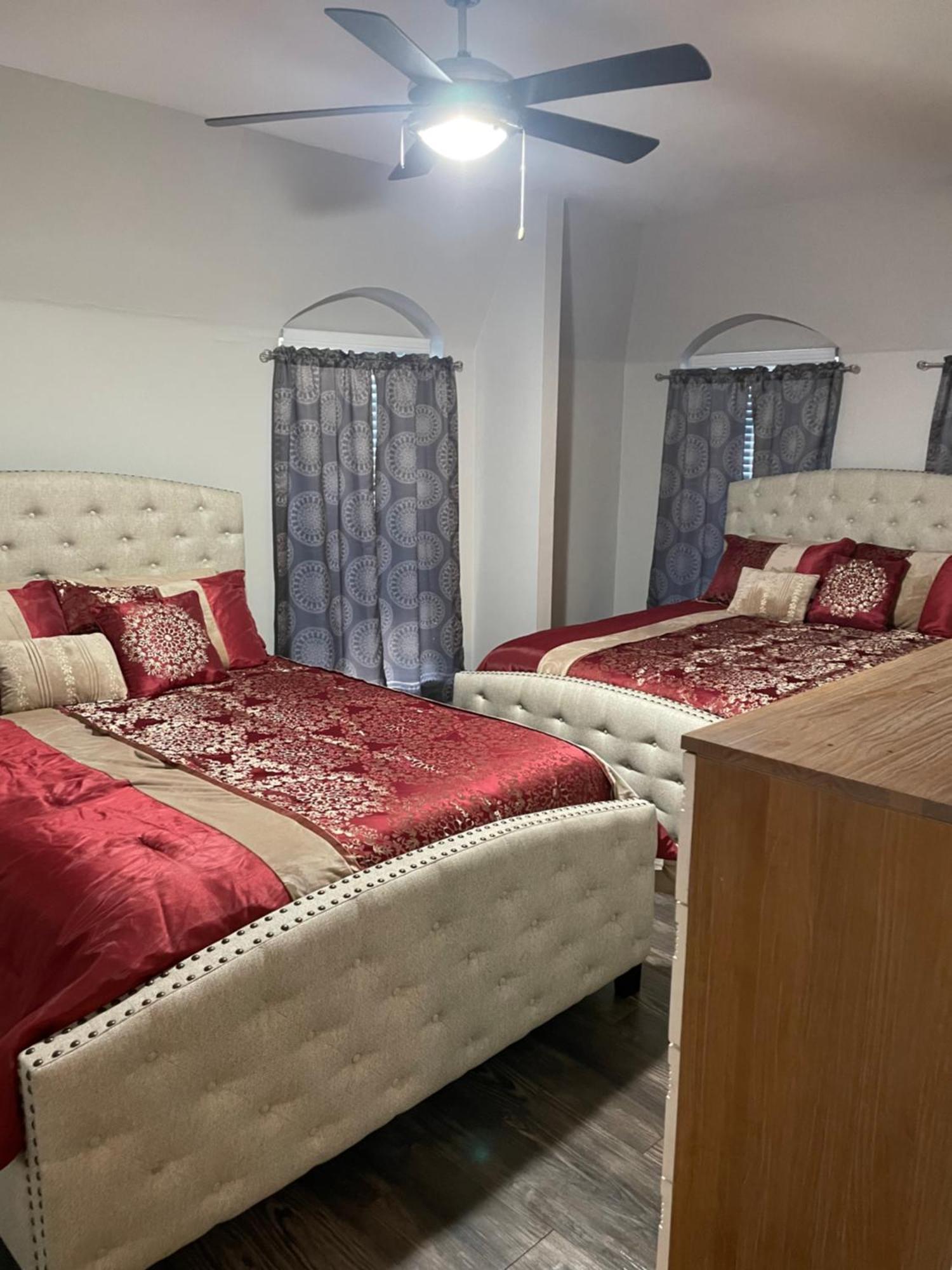Huge One Bedroom With 2 Queen Size Beds Хюстън Екстериор снимка
