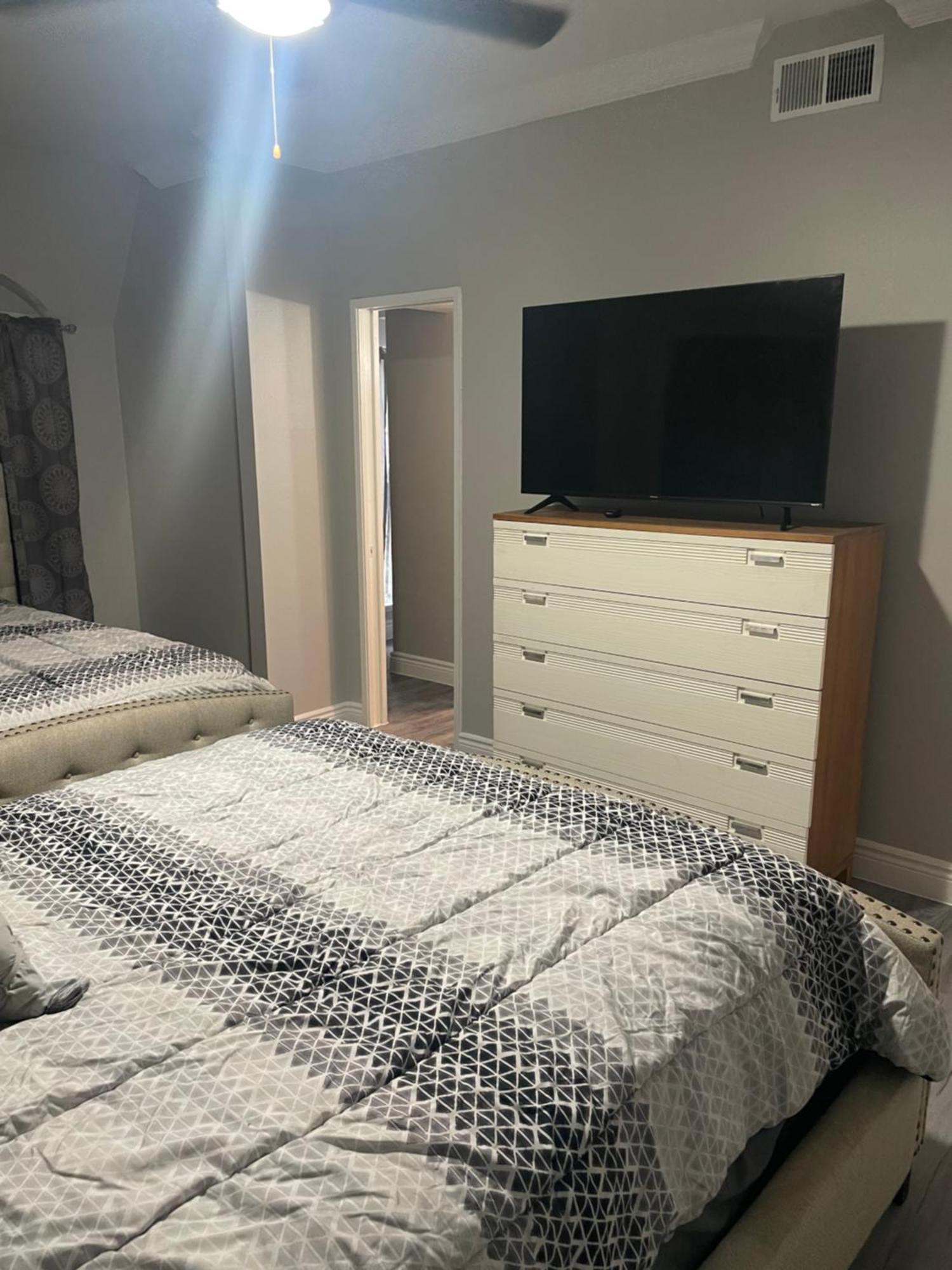 Huge One Bedroom With 2 Queen Size Beds Хюстън Екстериор снимка