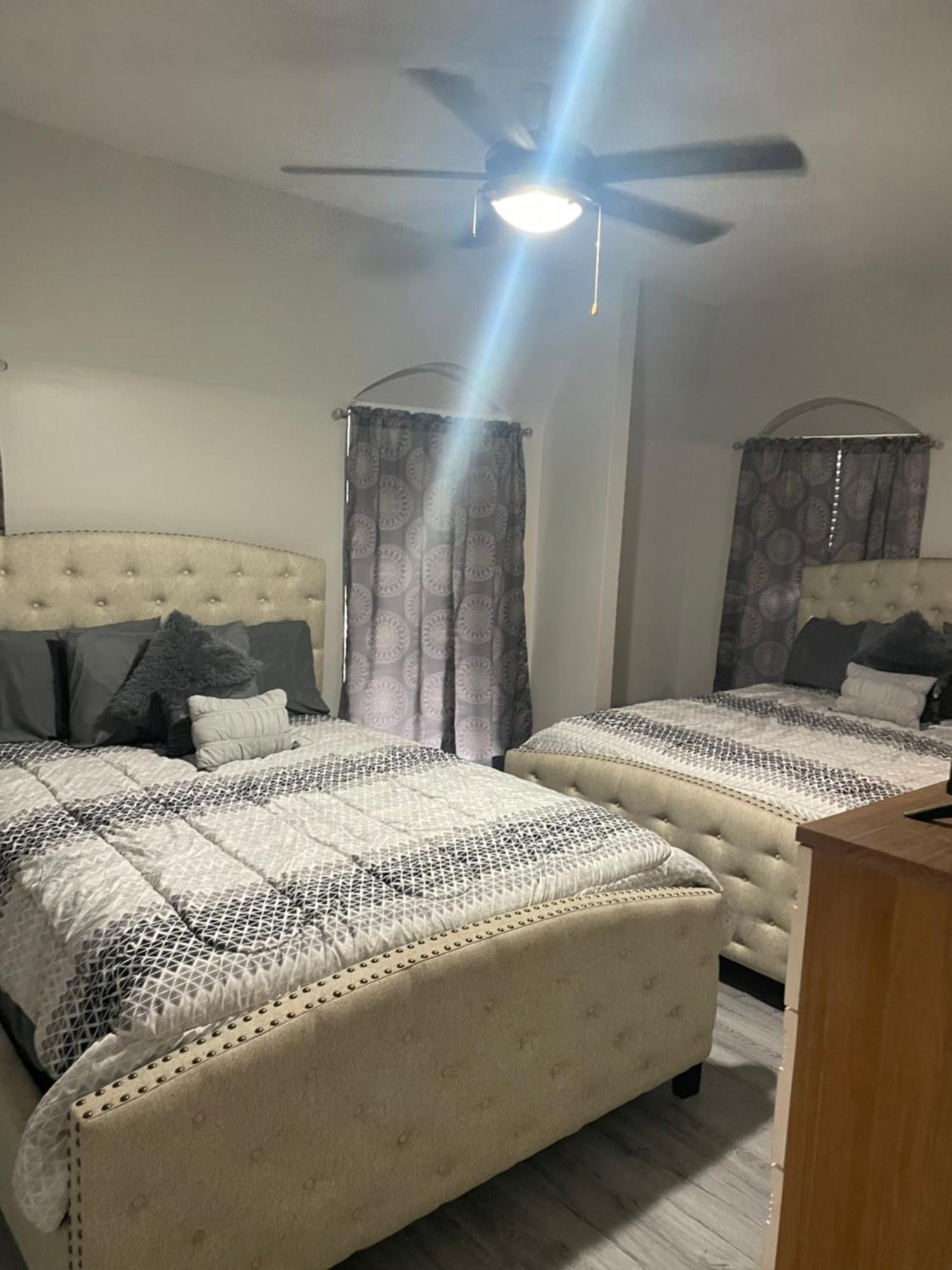 Huge One Bedroom With 2 Queen Size Beds Хюстън Екстериор снимка